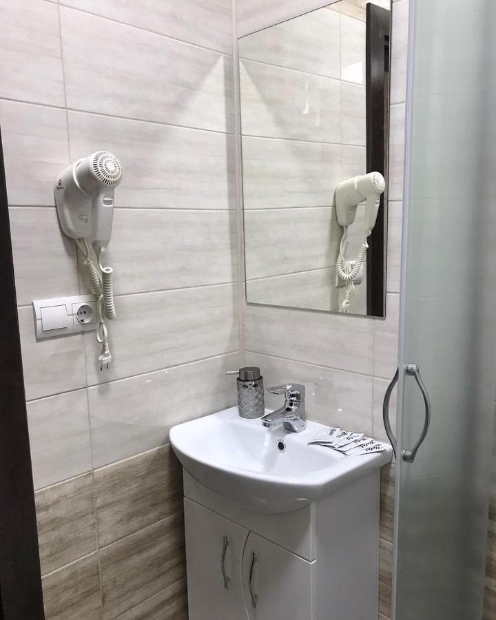 Gray Hotel Vynohradiv Bagian luar foto