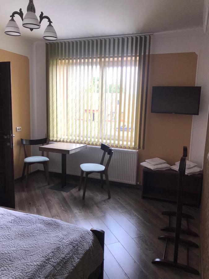 Gray Hotel Vynohradiv Bagian luar foto