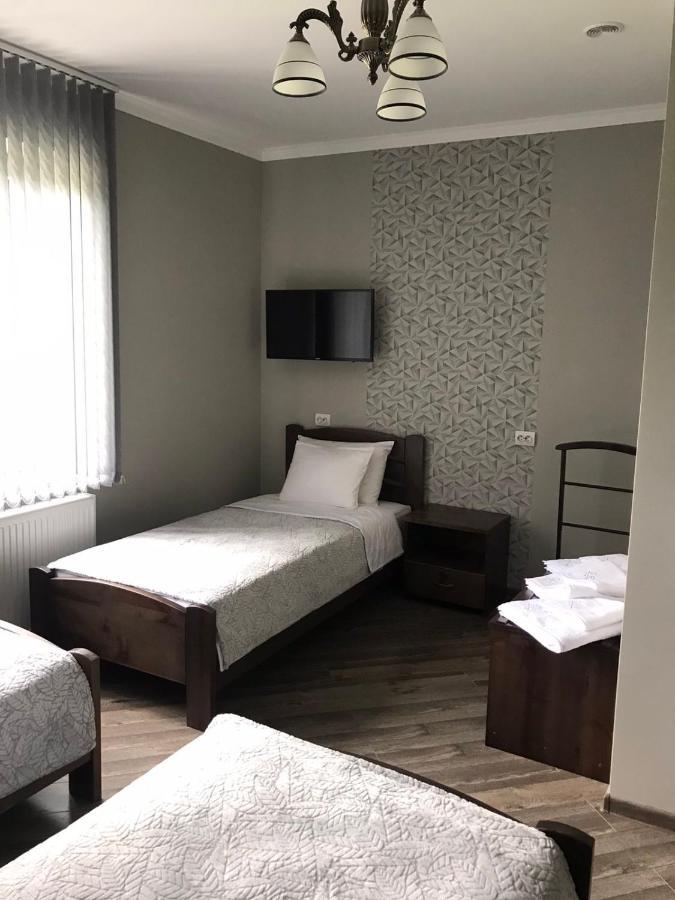 Gray Hotel Vynohradiv Bagian luar foto
