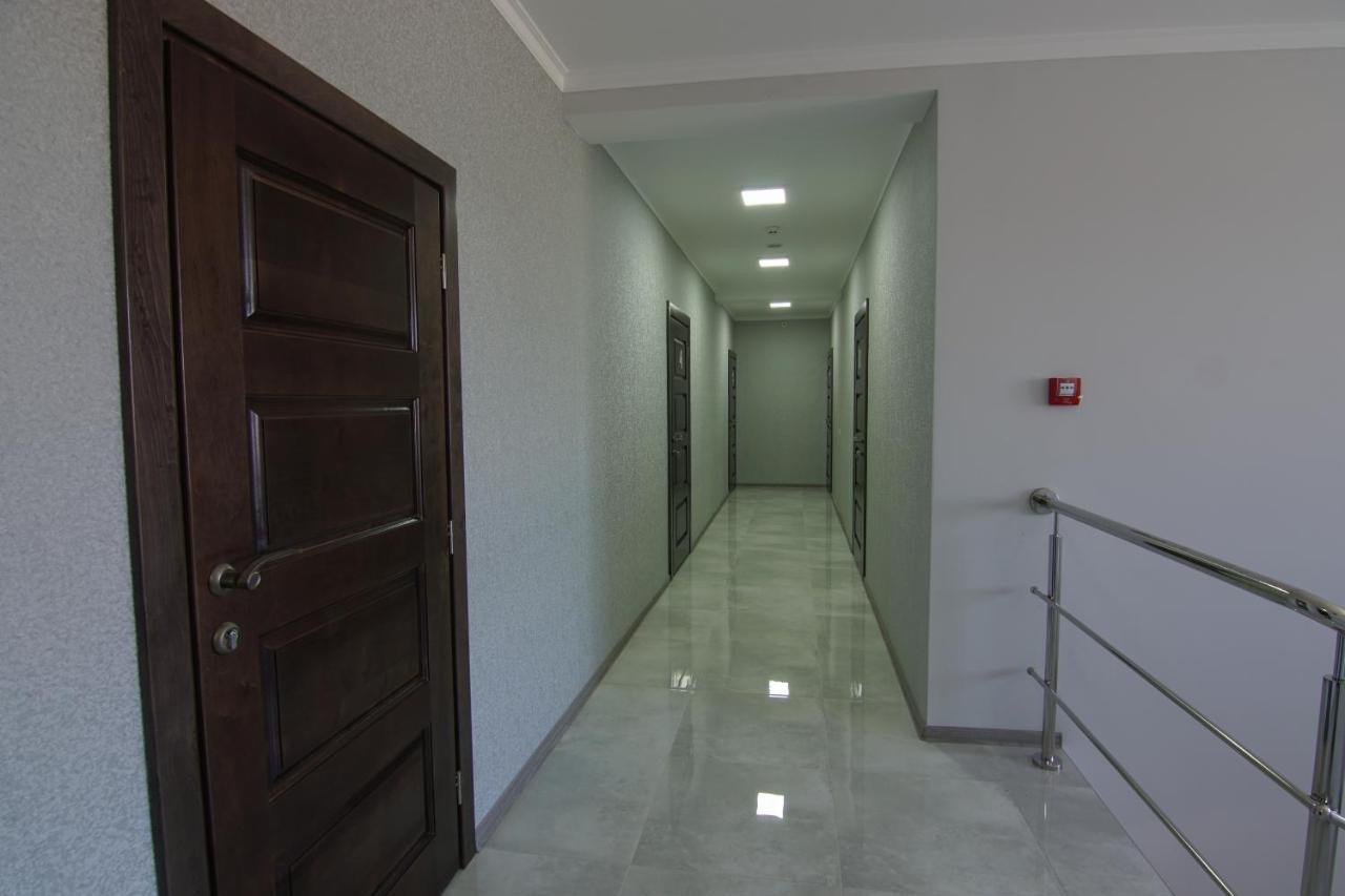 Gray Hotel Vynohradiv Bagian luar foto