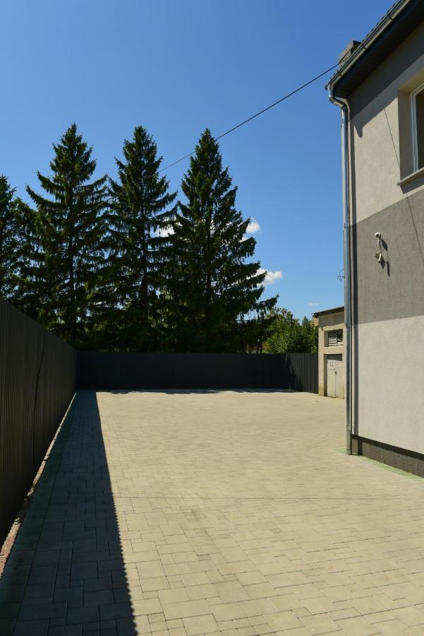 Gray Hotel Vynohradiv Bagian luar foto