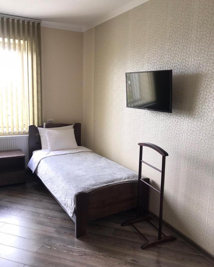 Gray Hotel Vynohradiv Bagian luar foto