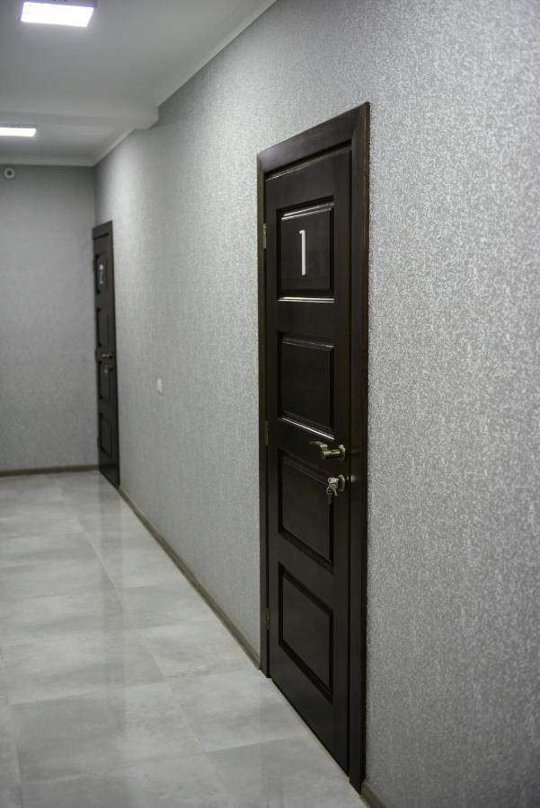 Gray Hotel Vynohradiv Bagian luar foto