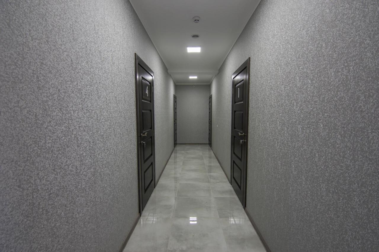 Gray Hotel Vynohradiv Bagian luar foto